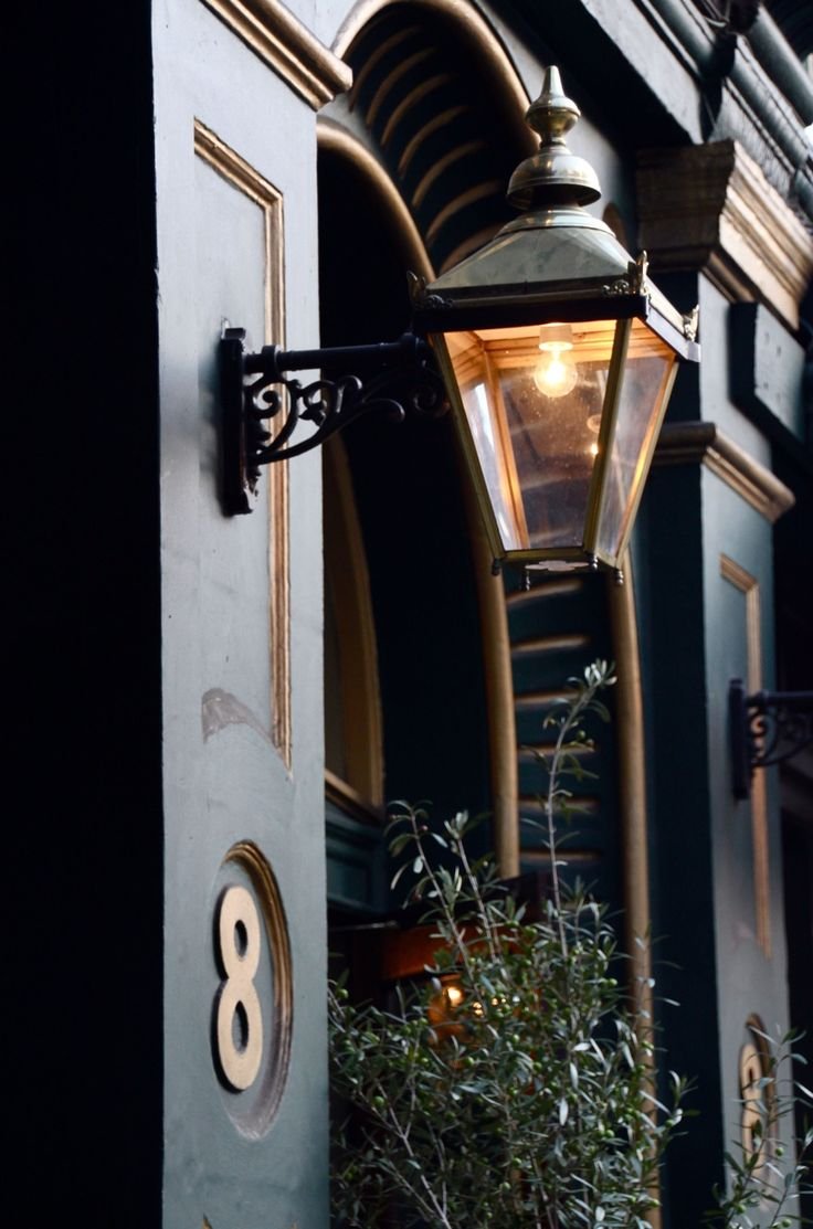 Светильник над входной дверью уличный