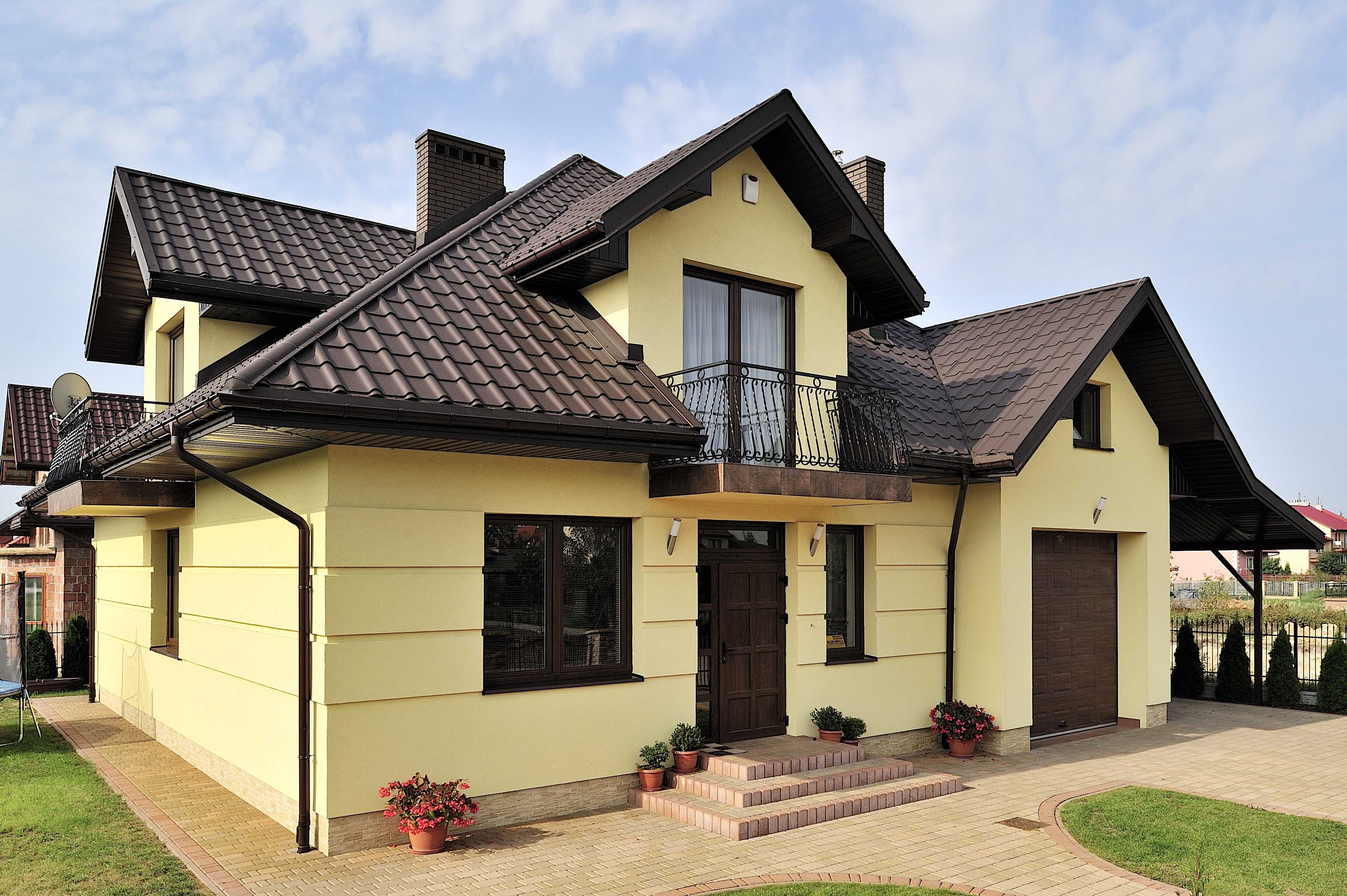 Варианты покраски дома снаружи с коричневой крышей фото
