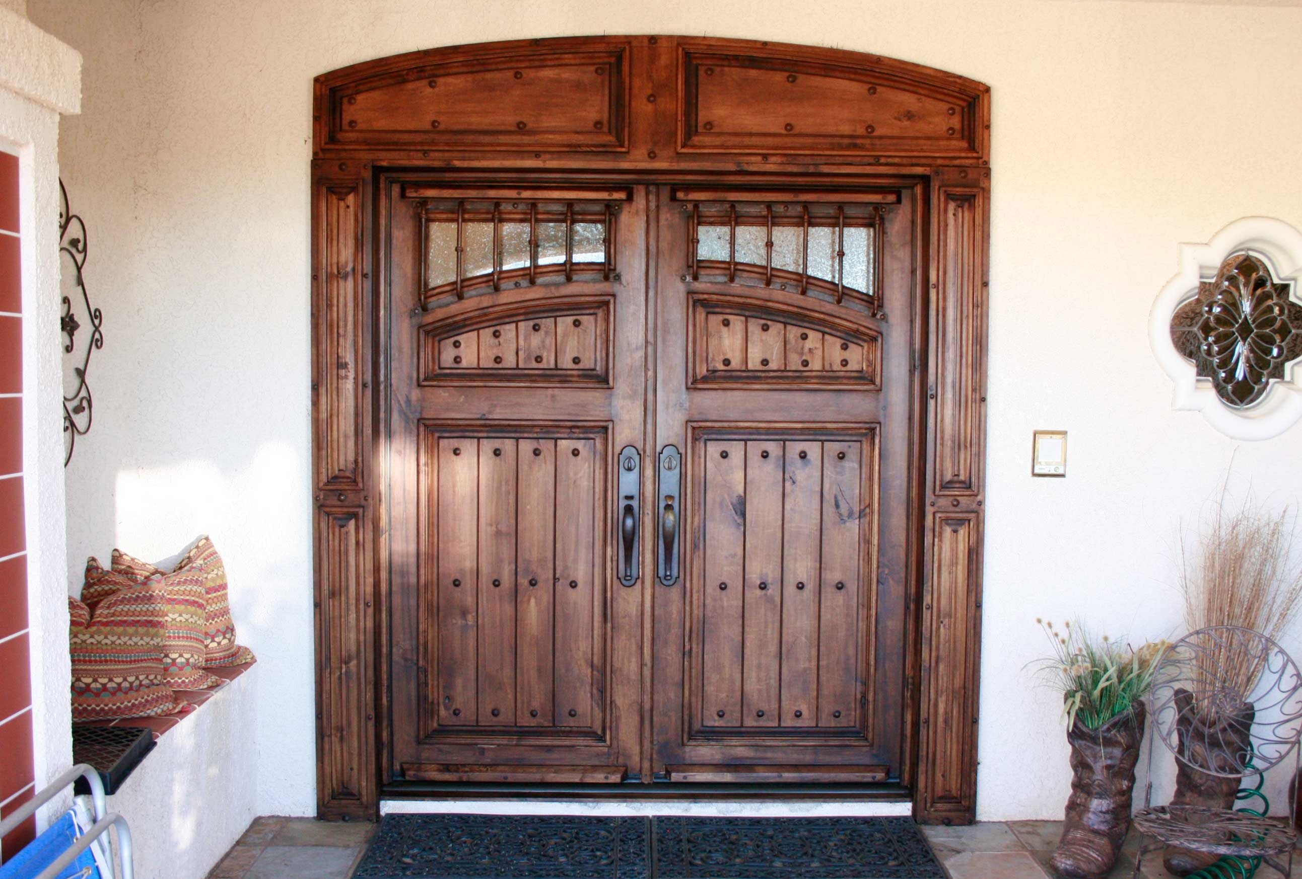 Старые входные двери в квартире. Деревянная дверь. Дверь входная деревянная. Старинная дверь. Двойные деревянные двери.