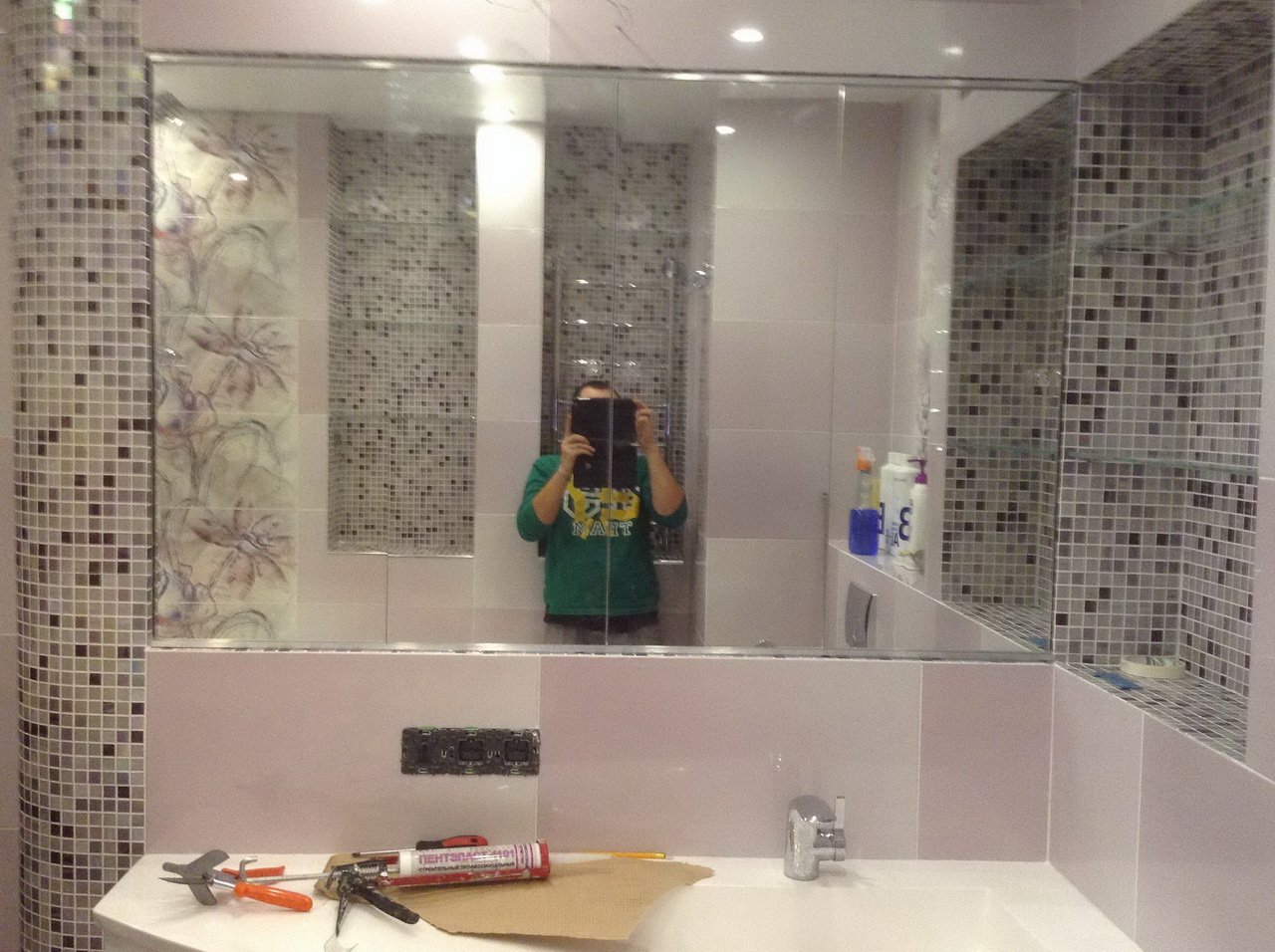 Зеркала в плитке ванной комнаты. Зеркало в ванной встроенное в плитку. Зеркальная мозаика в ванную комнату. Зеркальная плитка в ванной. Зеркало вместо плитки в ванной.