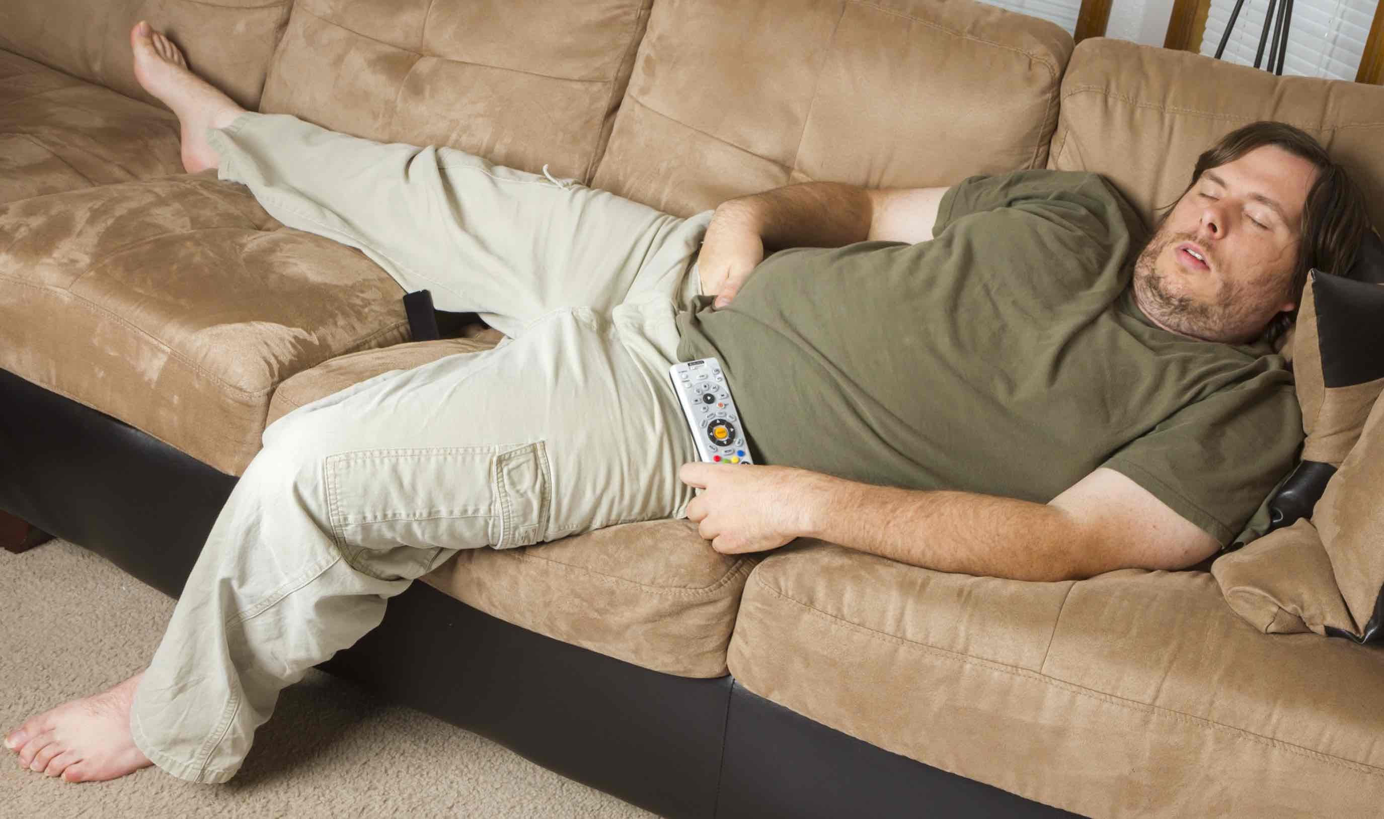 Толстый человек лежит. Мужик на диване. Развалился на диване. Мужик лежит на диване. Ленивый человек на диване.