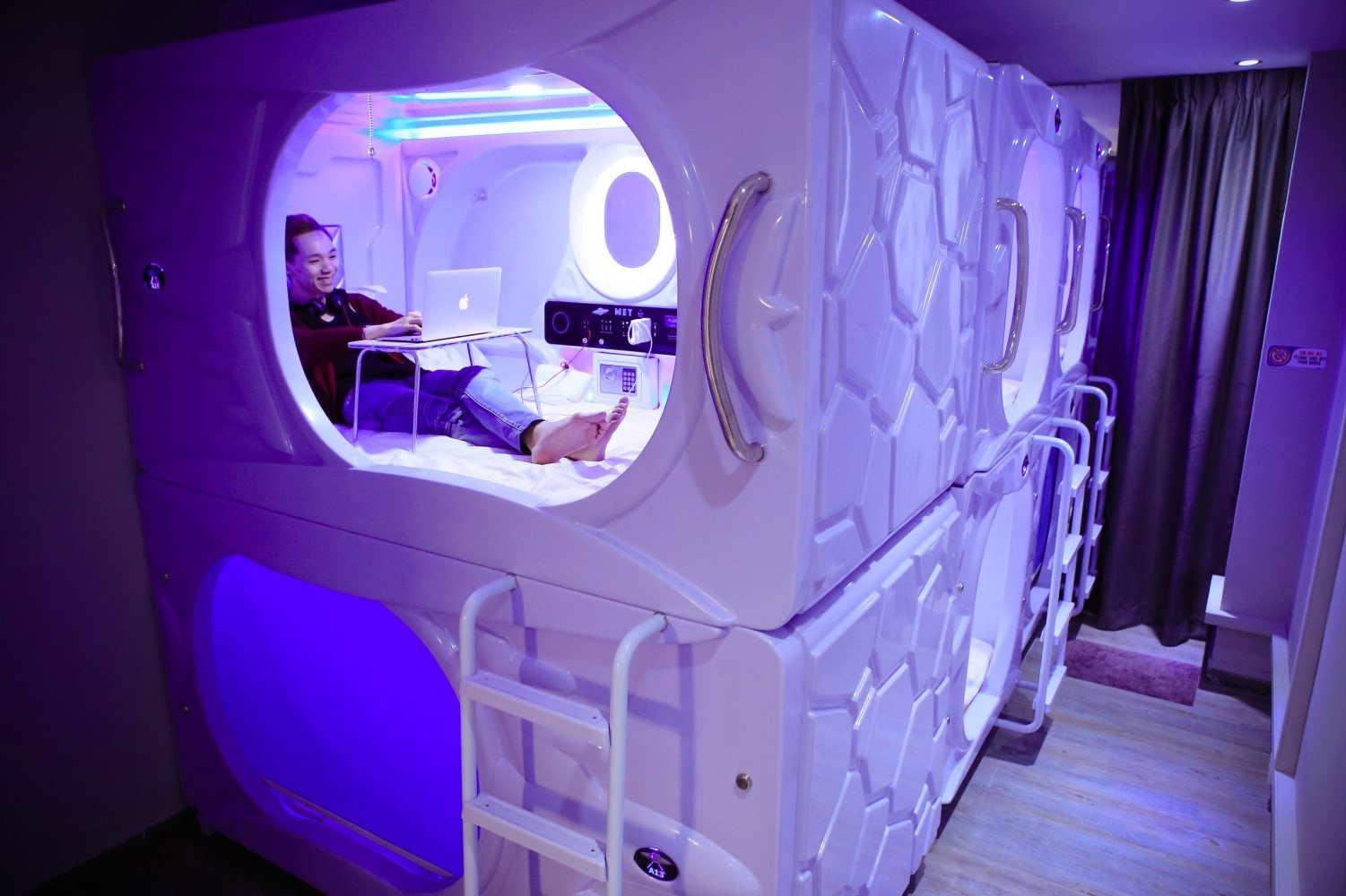 Включи станцию для сна. Капсульный отель Сингапур. Космический капсульный отель. Комната в стиле космического корабля. Комната будущего.