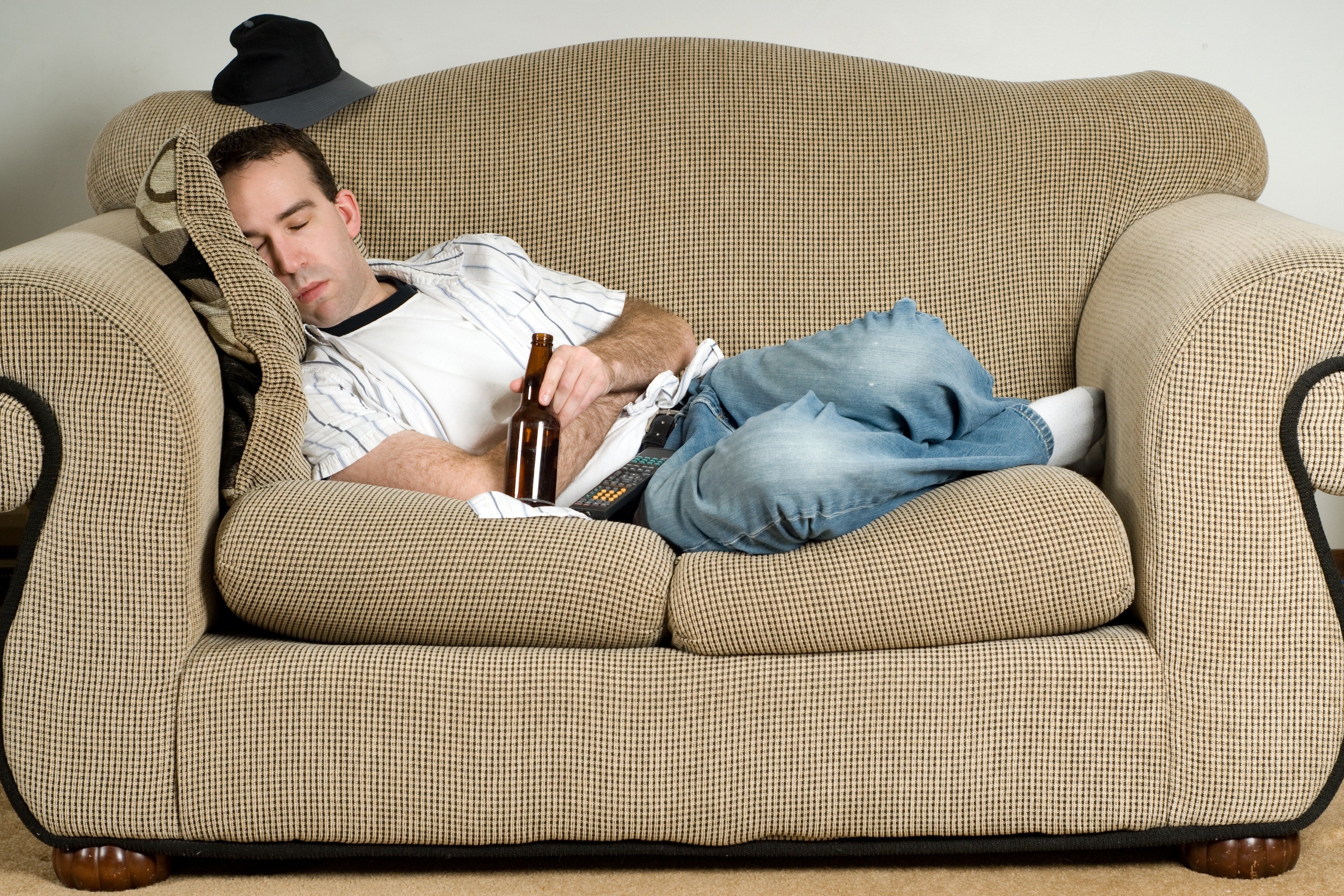Спят на диване ночью. Человек на диване. Человек отдыхает на диване. Человек лежит на диване. Мужик на диване.