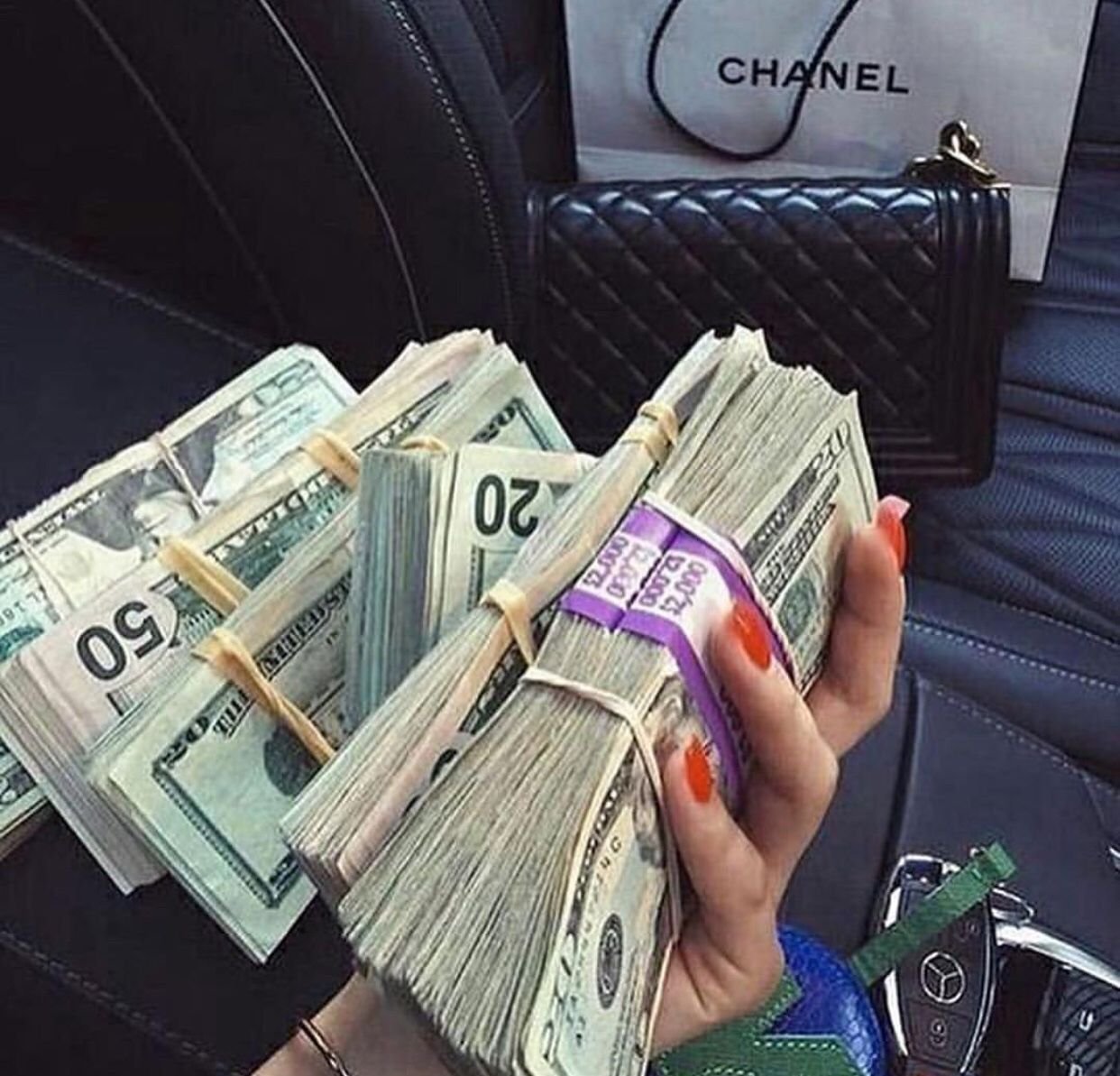 Женщины на купюрах. Доллары в руках девушки. Много денег в руках. Пачка денег в руках. Девушка с пачкой денег.
