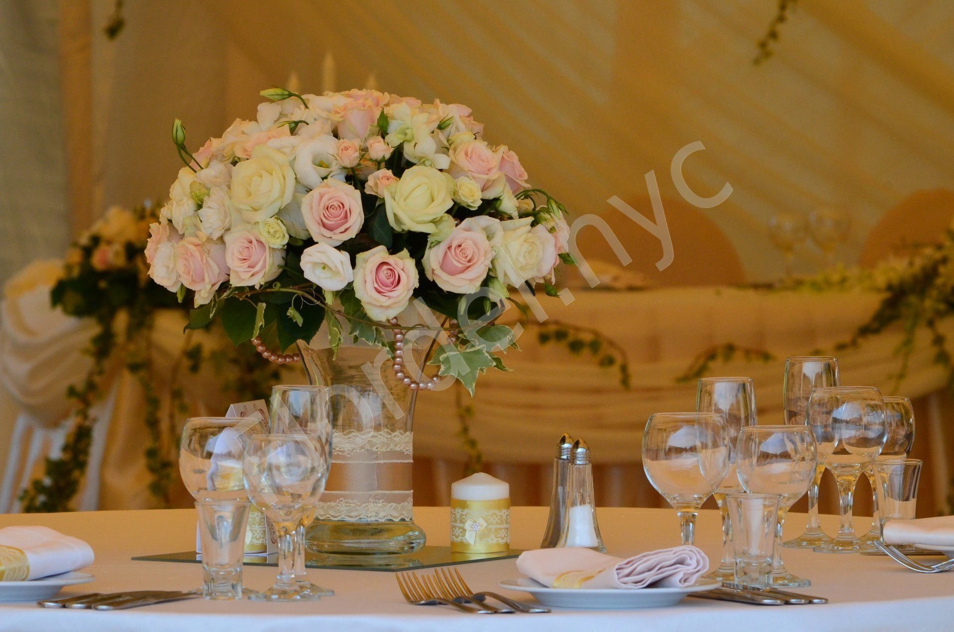 Свадебные столы гостей. Украшение стола цветочными композициями. Цветочная композиция на свадебный стол. Свадебные композиции из цветов на стол. Цветочные композиции на столы гостей.