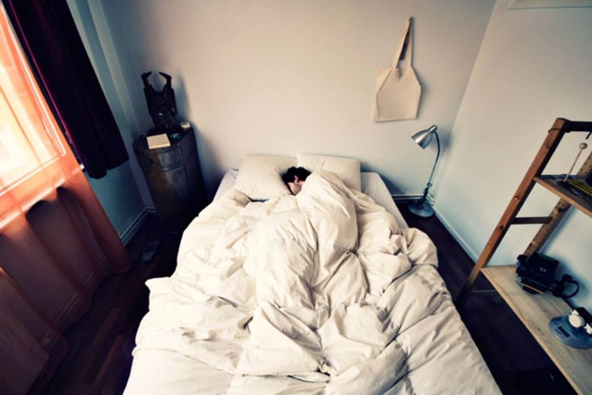 Включи дом лежать. Человек в кровати. Человек в одеяле. Спящий человек под одеялом.