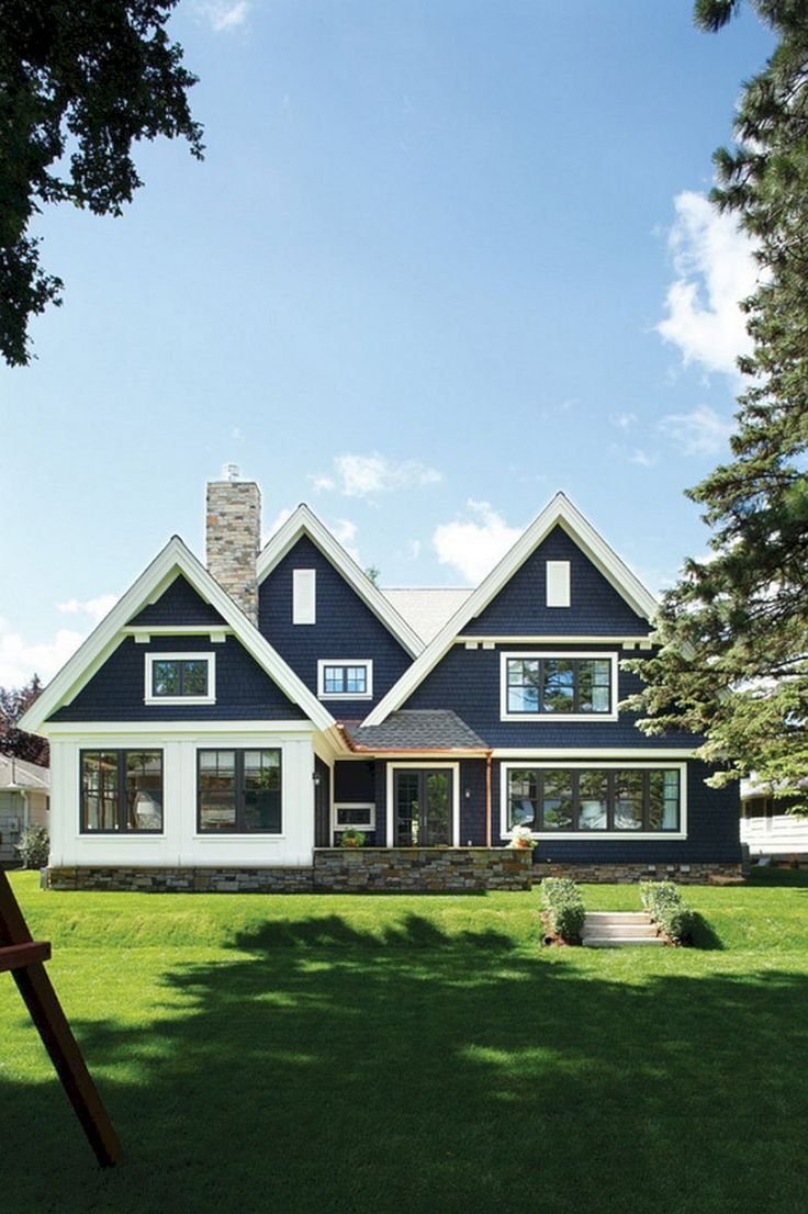 Голубой дом с коричневой крышей