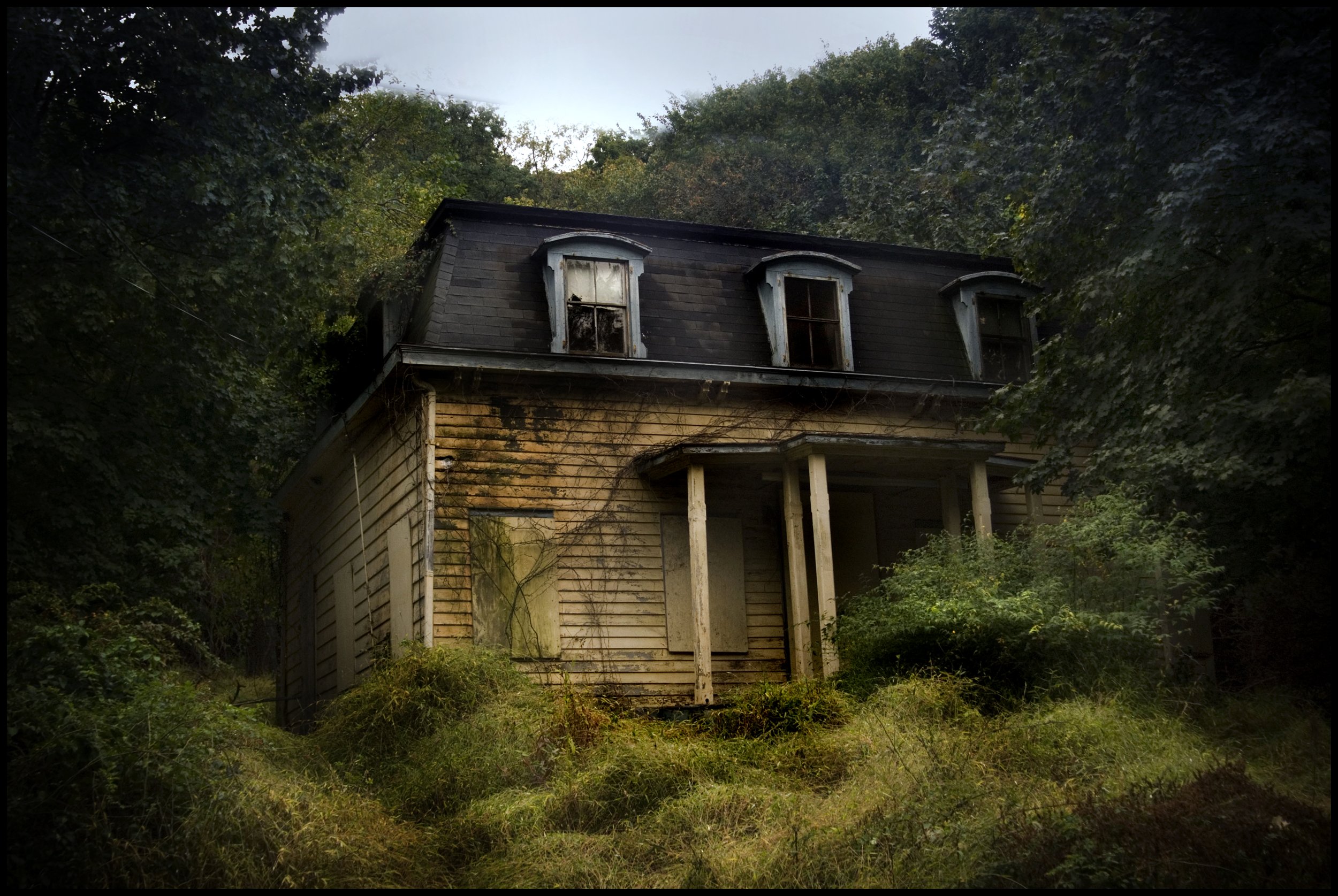 Scary home. Деревня-призрак малая Куверба. Домик лесника заброшенный. Заброшенный дом в лесу.