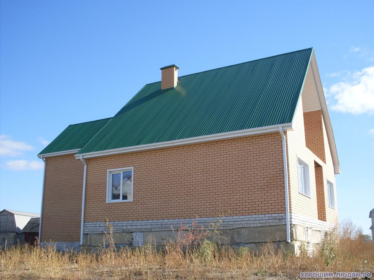 Дом в добром липецкой области. Кирпичный дом с зеленой крышей. Дом из белого кирпича с зеленой крышей. Кирпичные дома с зеленой крышей. Дом из желтого кирпича с зеленой крышей.
