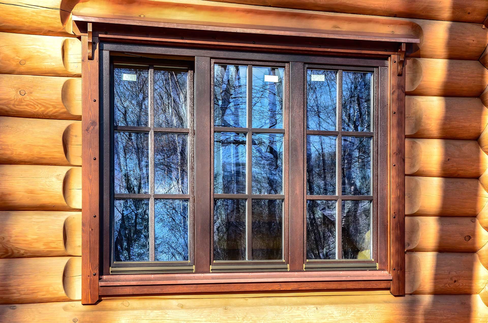 Фото пластиковых окон в доме. Окно со шпросами 18 мм. Дуплекс шпросы. Бревенчатый дом с окнами со шпросами.