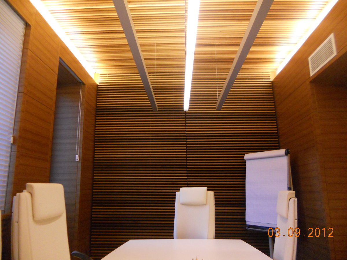 Потолок из деревянных реек в ванной