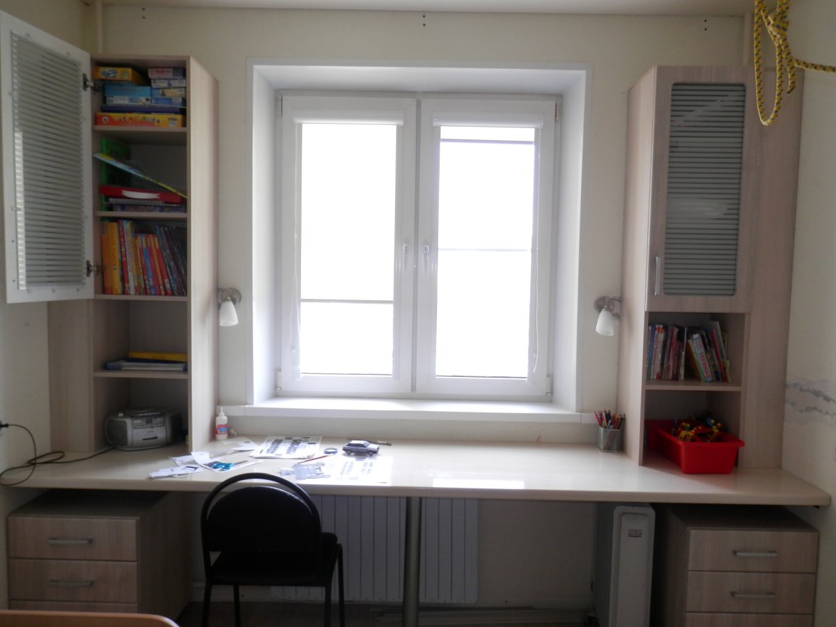 Письменный стол для двоих у окна