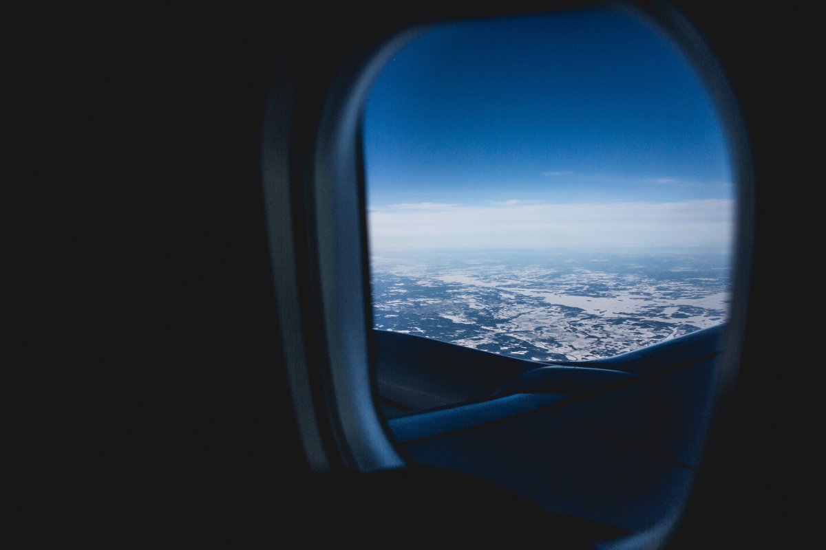 Окно самолета ночью