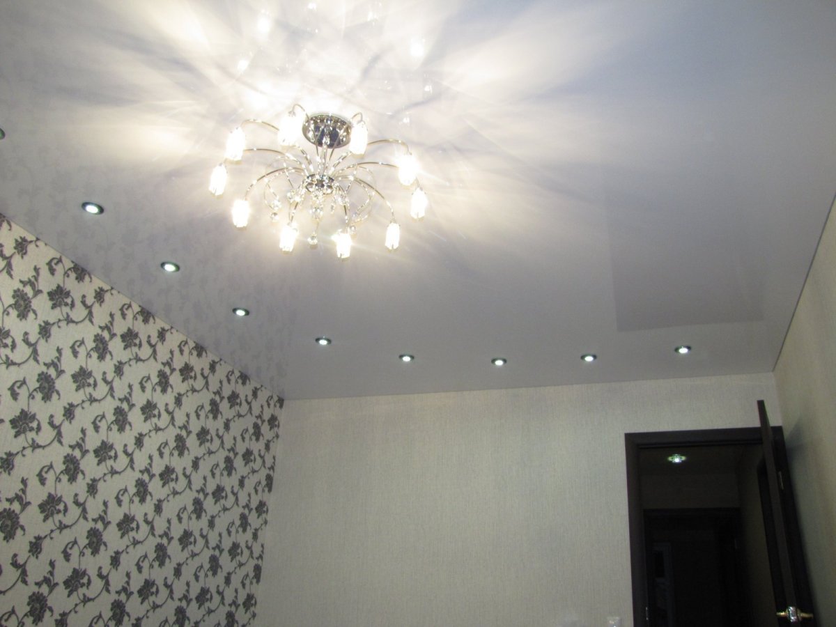 Матовый натяжной потолок с точечными светильниками
