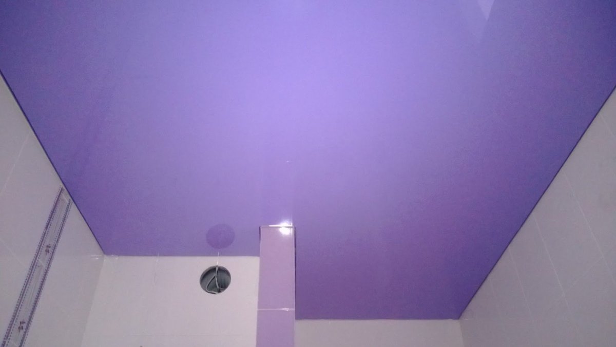 Натяжные потолки фиолетового цвета