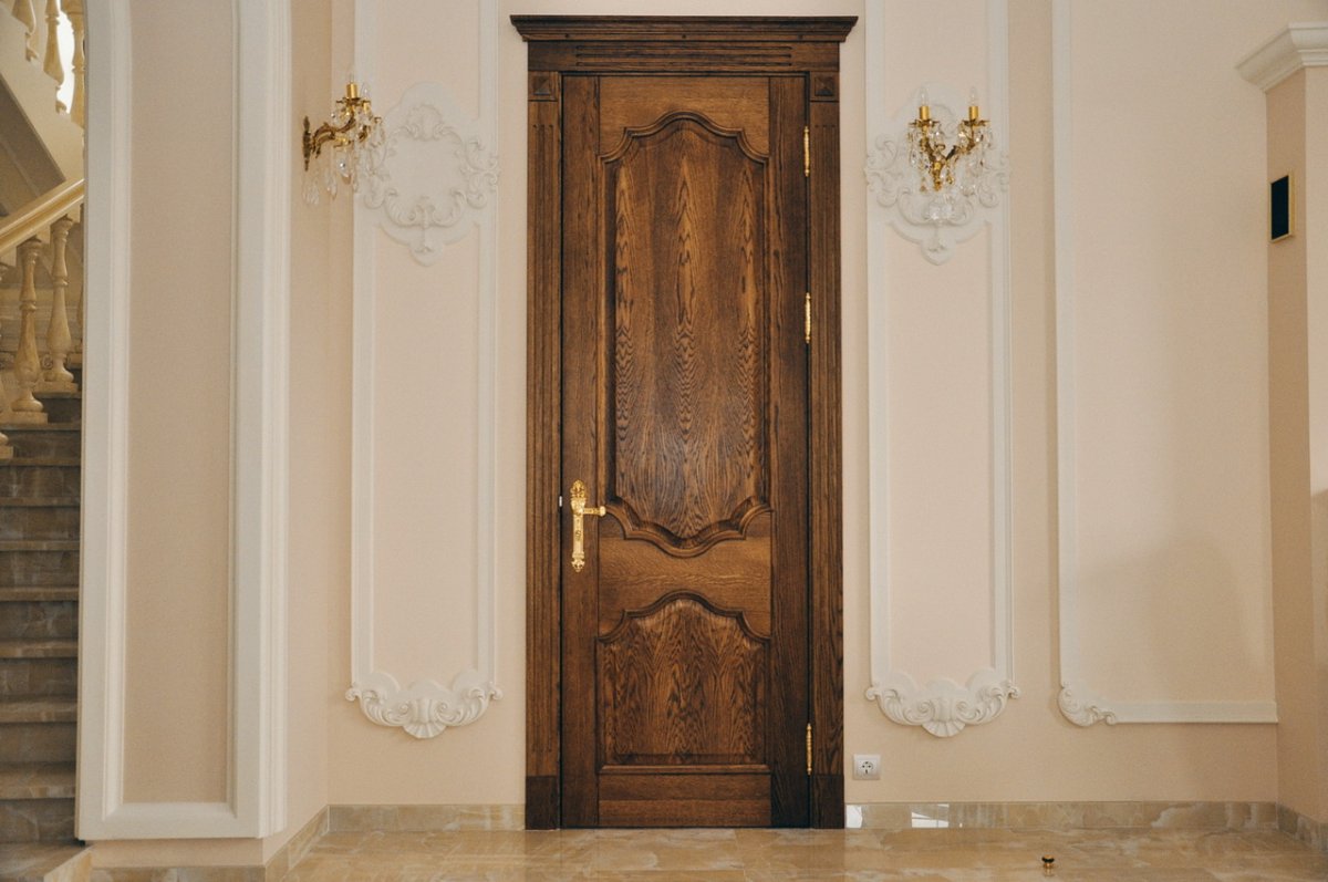 Двери из массива лиственницы