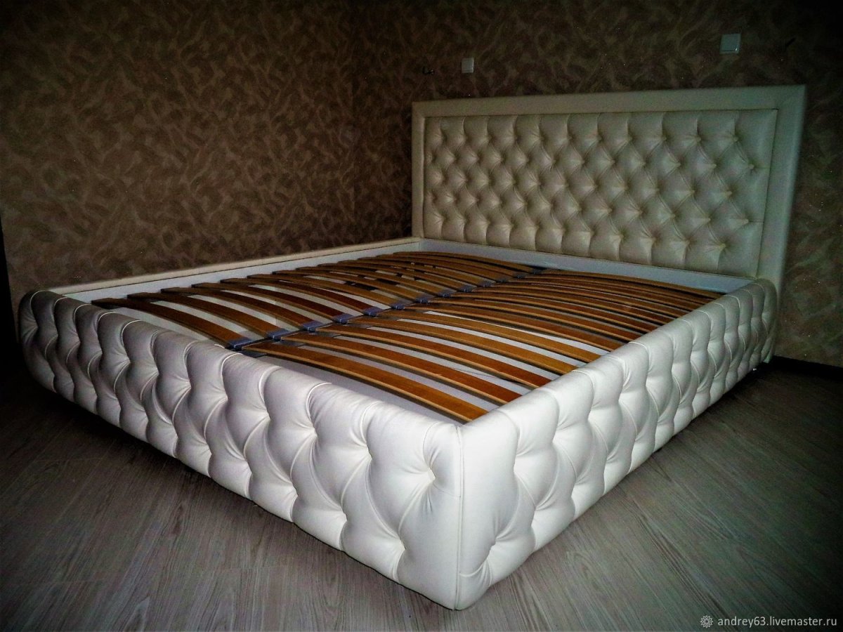 Двуспальная кровать с каретной стяжкой