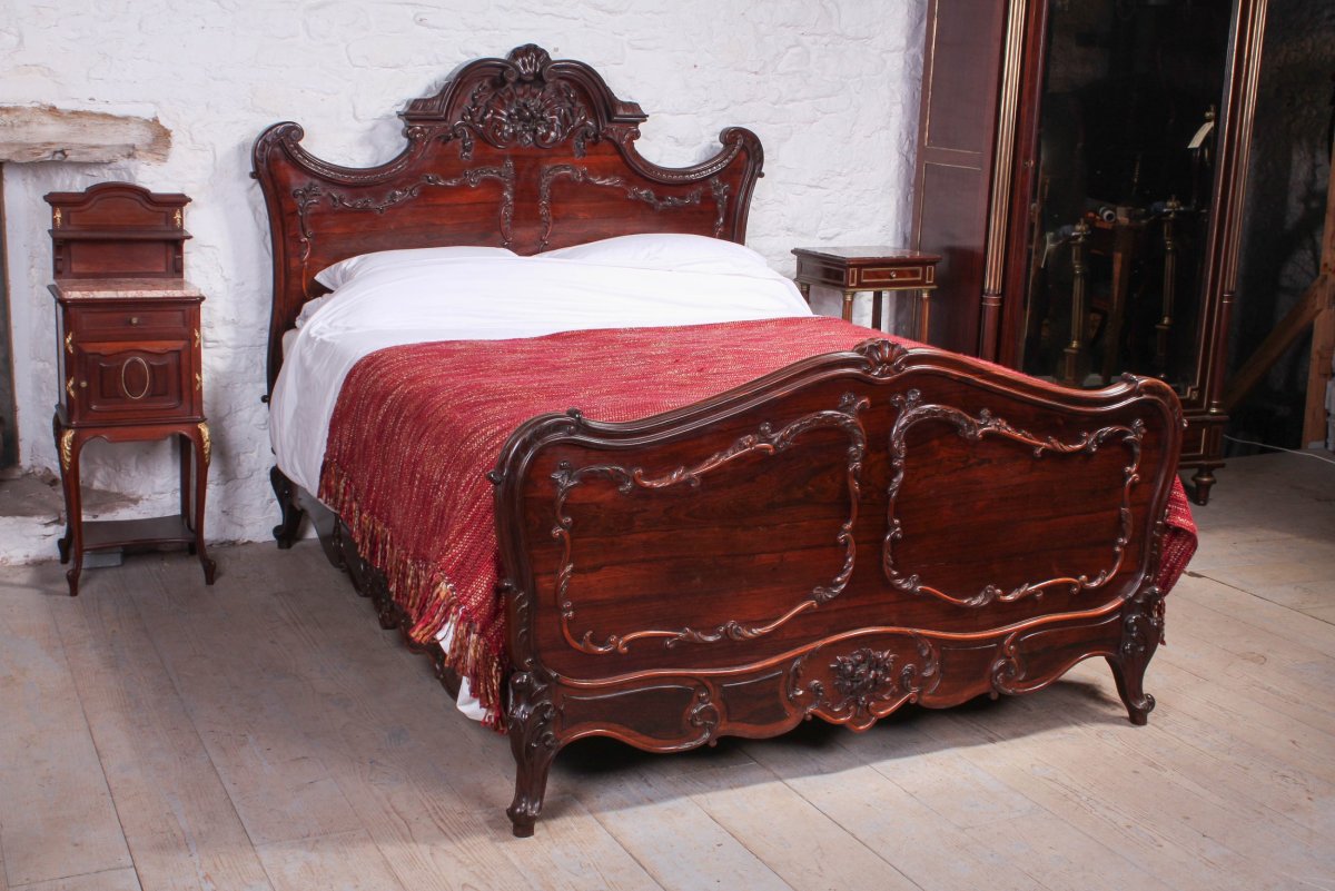 Кровать из красного дерева
