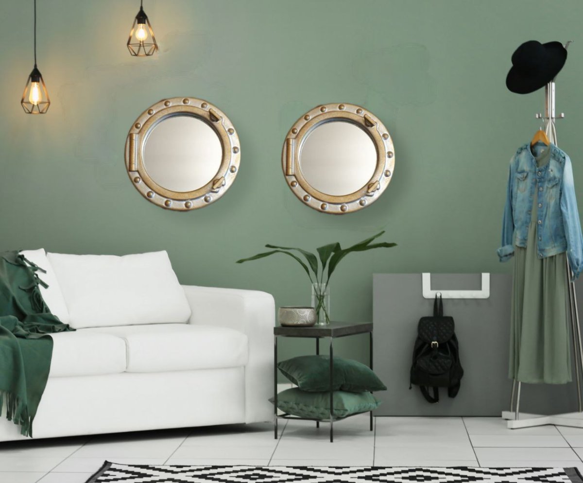 Круглое зеркало над диваном