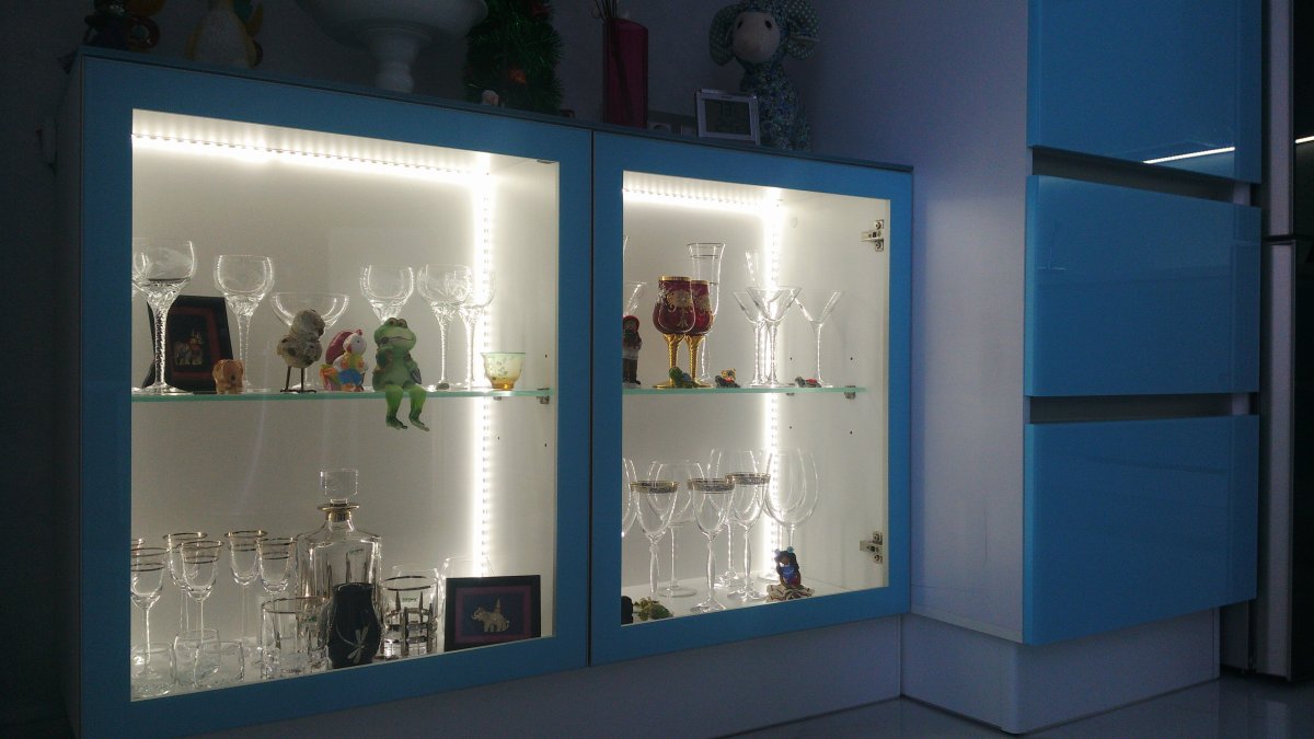 Шкаф для бокалов с подсветкой