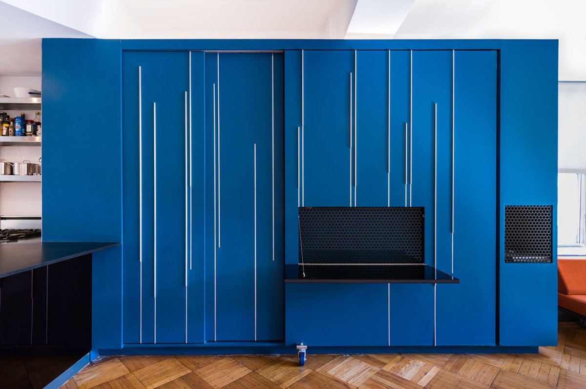 Шкаф с синими фасадами