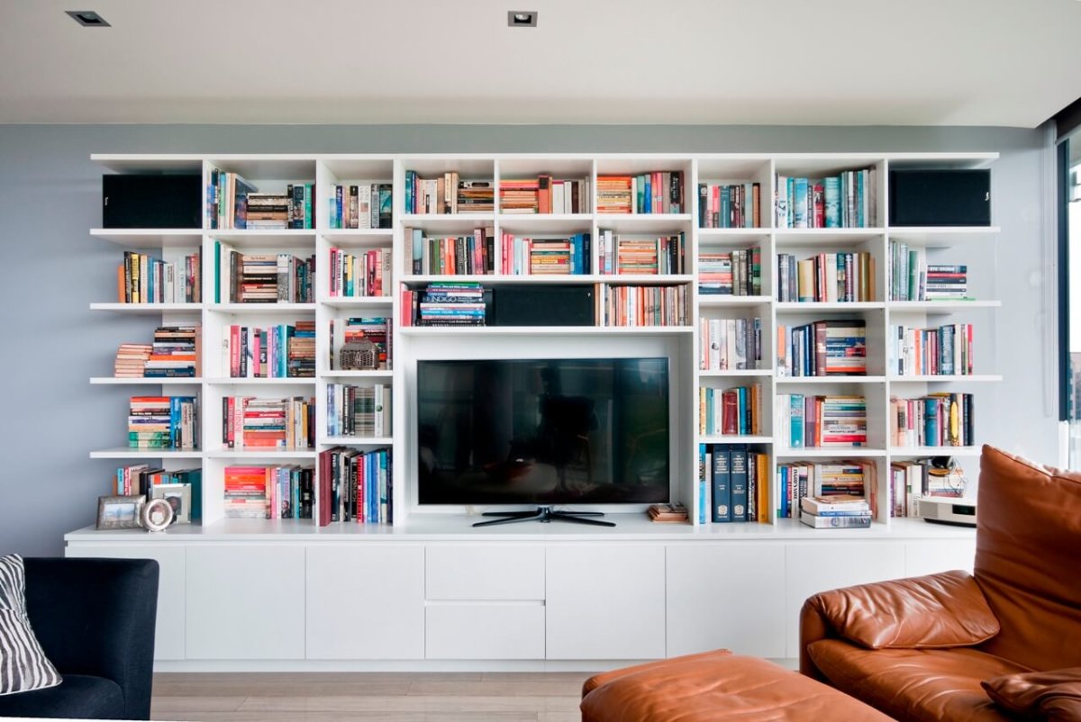 Книжный шкаф с телевизором