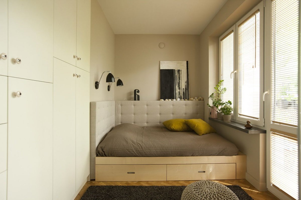 Кровать подиум в маленькой спальне