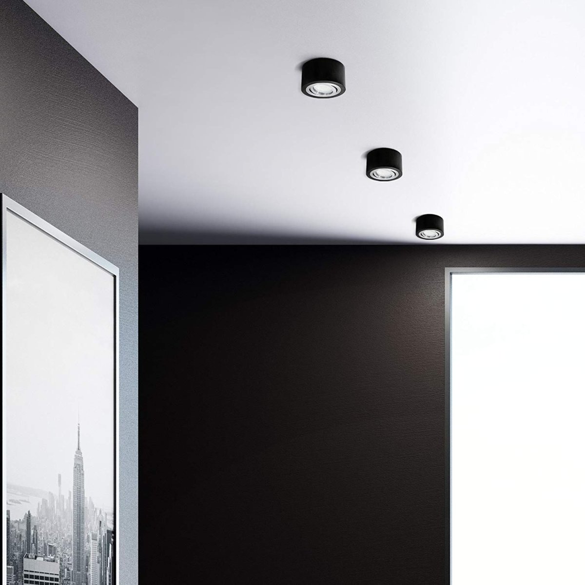 Натяжной потолок с черными точечными светильниками