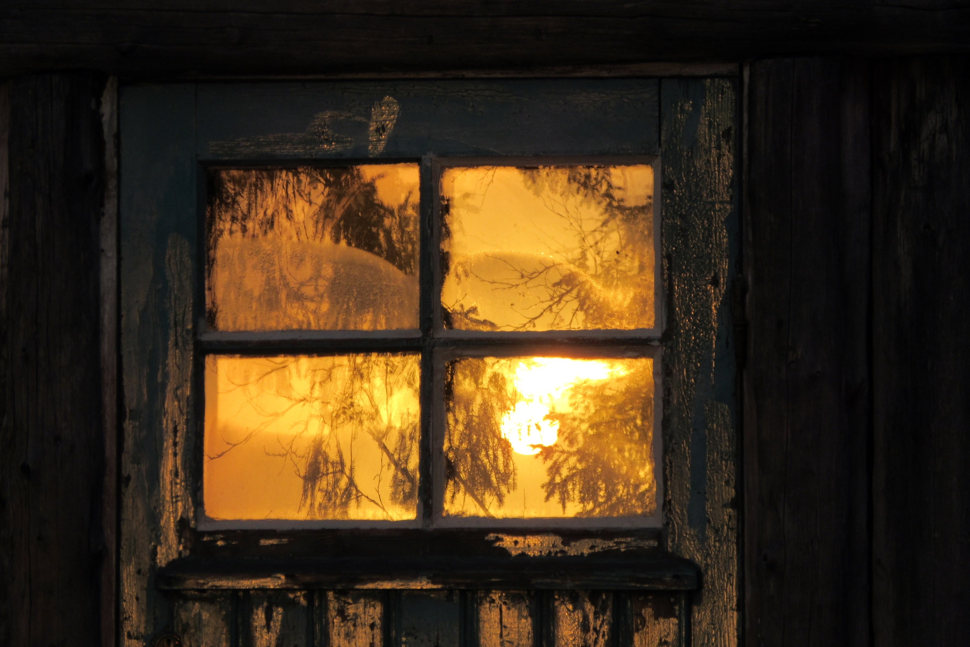 Голодное окно. Окно в избе. Деревенское окно. Свет в окне. Вид из деревенского окна.