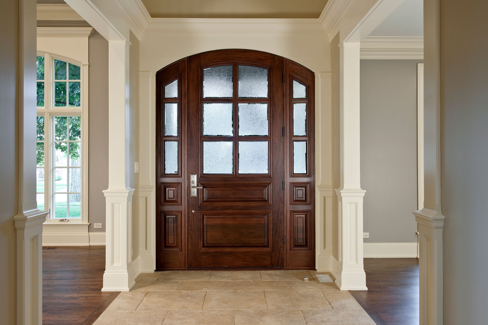 Двойные двери в дом. Деревянные двери в интерьере. Межкомнатная арочная дверь. Деревянные двери межкомнатные в интерьере.