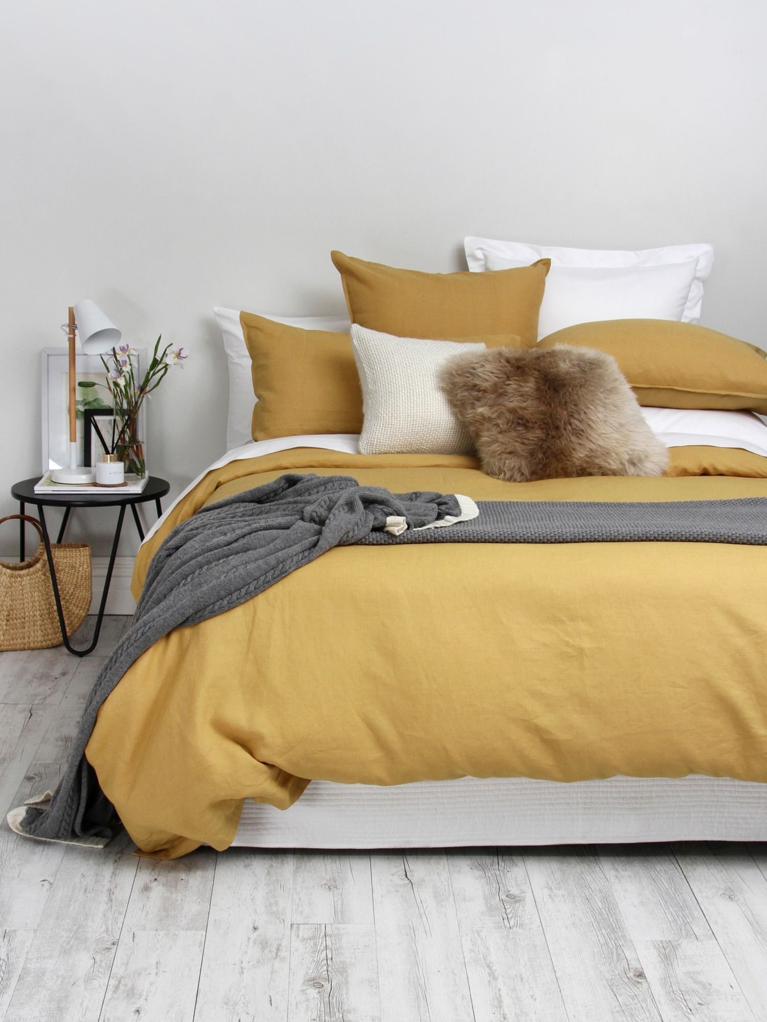 Горчичная кровать. Постельное белье Сканди. Кровать горчичного цвета. Кровать горчичного цвета в интерьере. Кровать горчичного цвета в интерьере спальни.