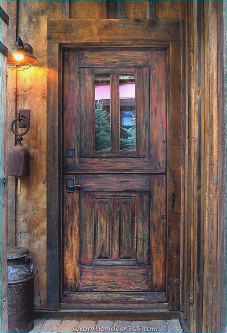 Старые входные двери в квартире. Датч доор. Дверь входная деревянная. Старая деревянная дверь. Двери в деревенском стиле.