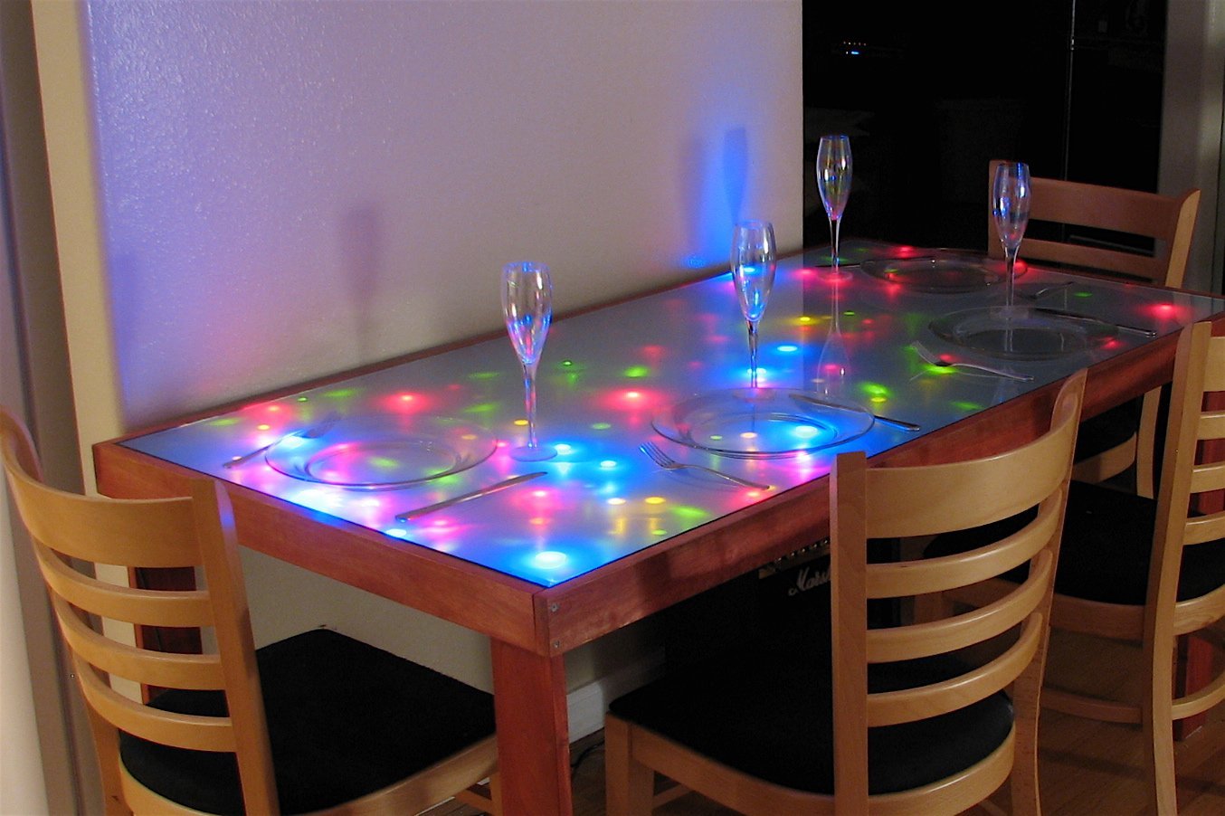 Эпоксидная смола подсветка. Стол с подсветкой. Стеклянный стол с подсветкой. Стеклянная столешница с подсветкой. Кухонный стол из стекла с подсветкой.