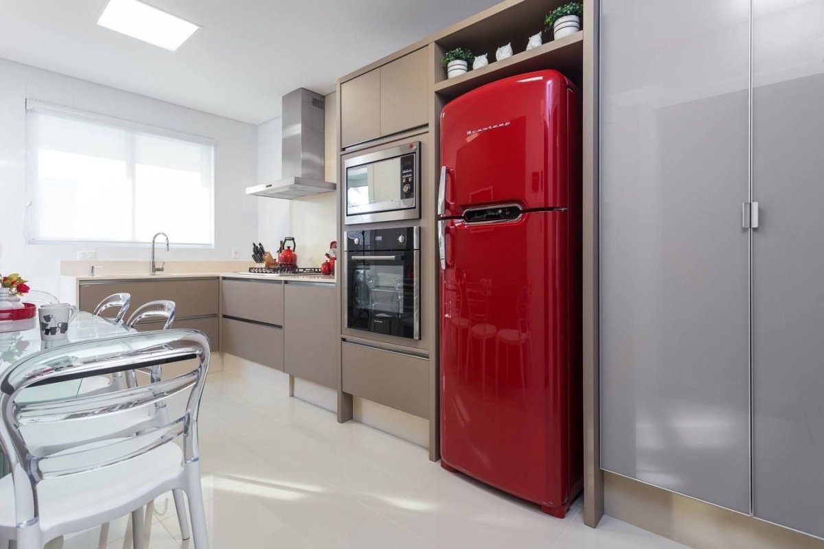 Интерьер с красным холодильником