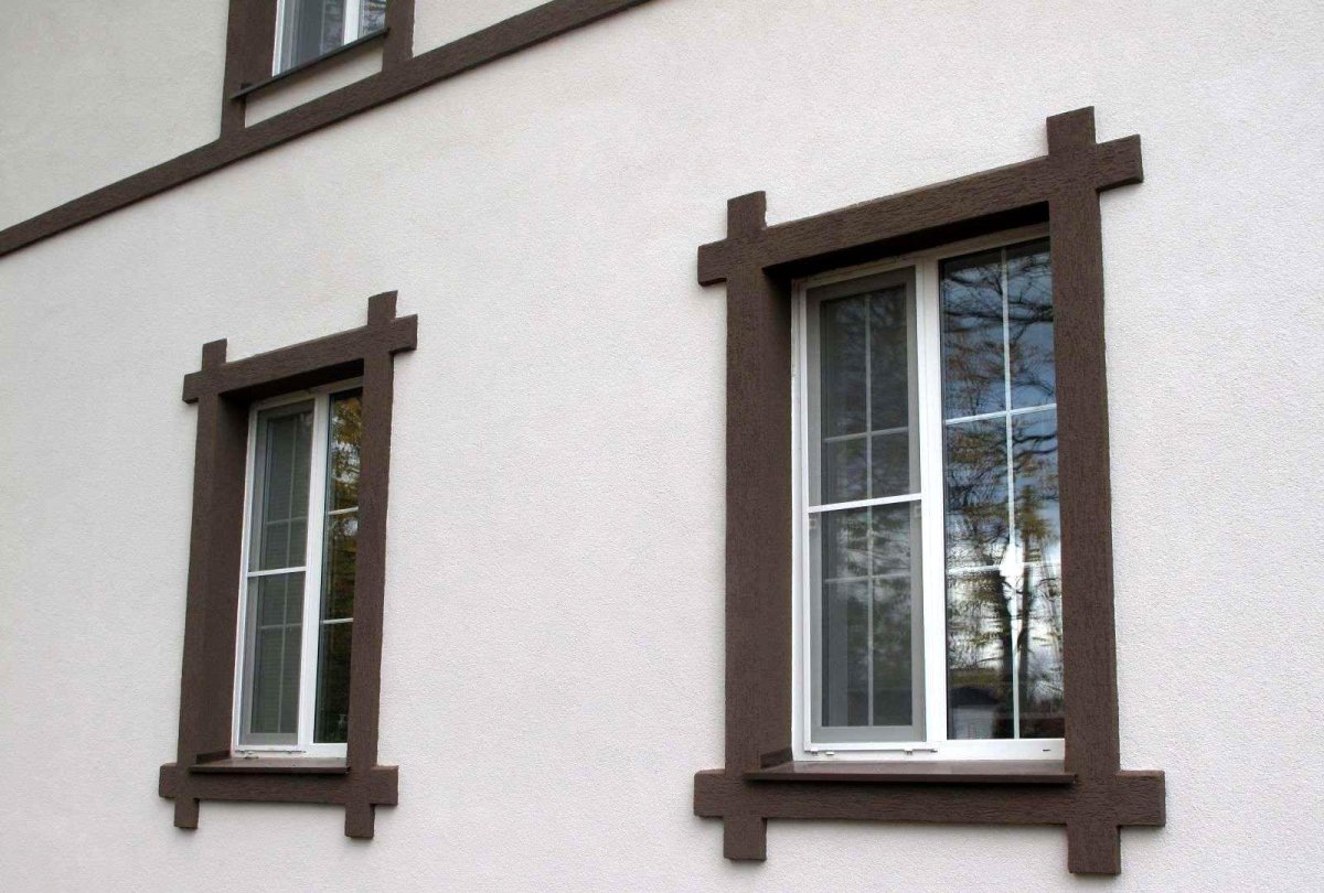 Обрамление окон на фасаде деревянного дома