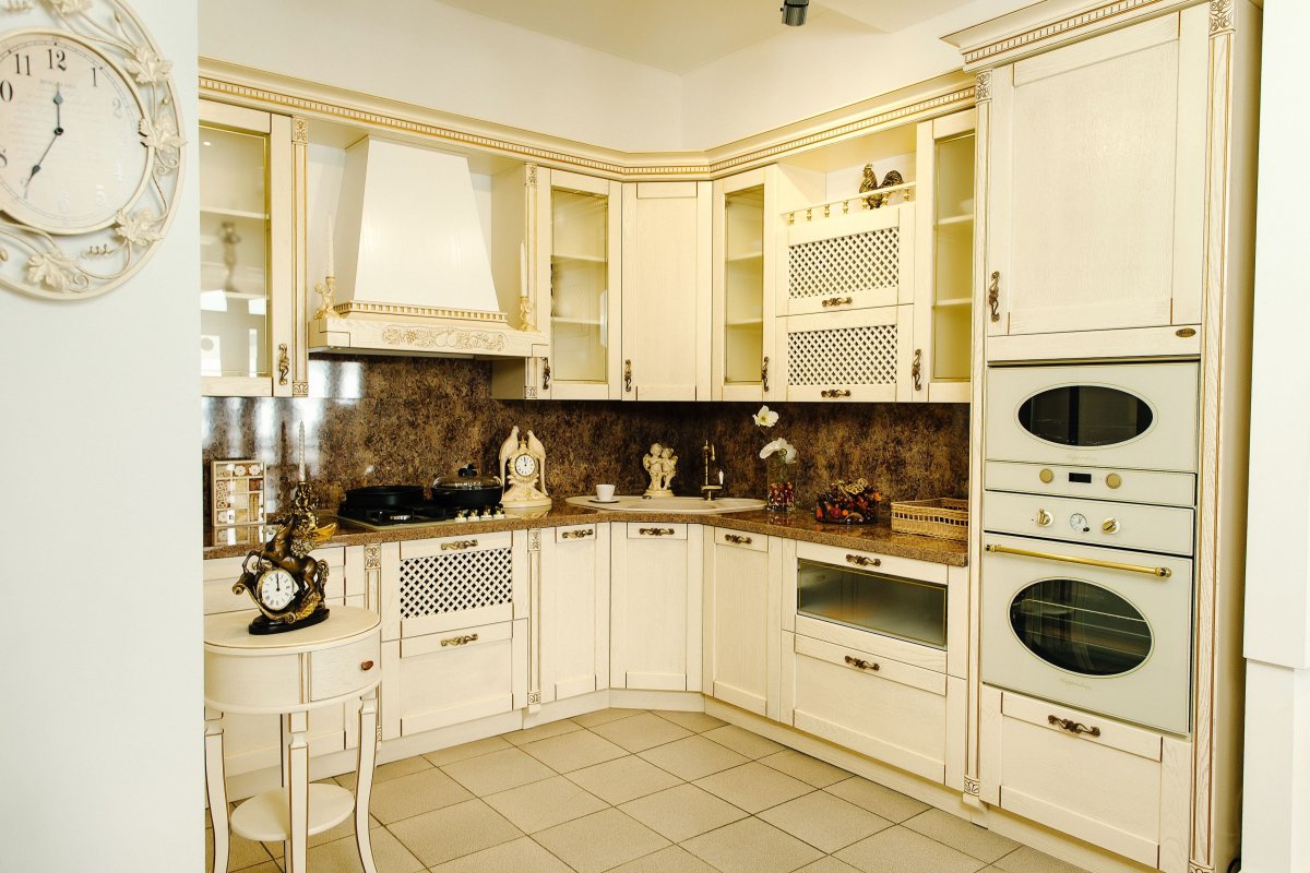 Белая кухня с бронзовой патиной