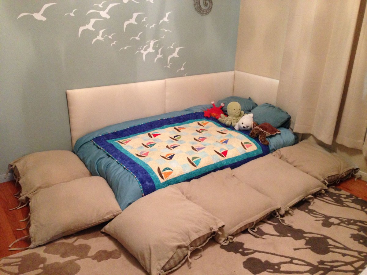 Детская кровать матрас на полу